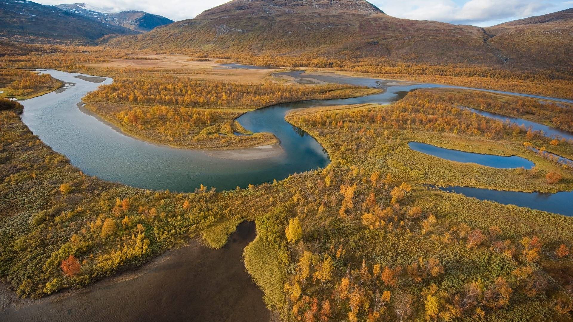 Flygbild över slingrande delta, Vadvetjåkka nationalpark.