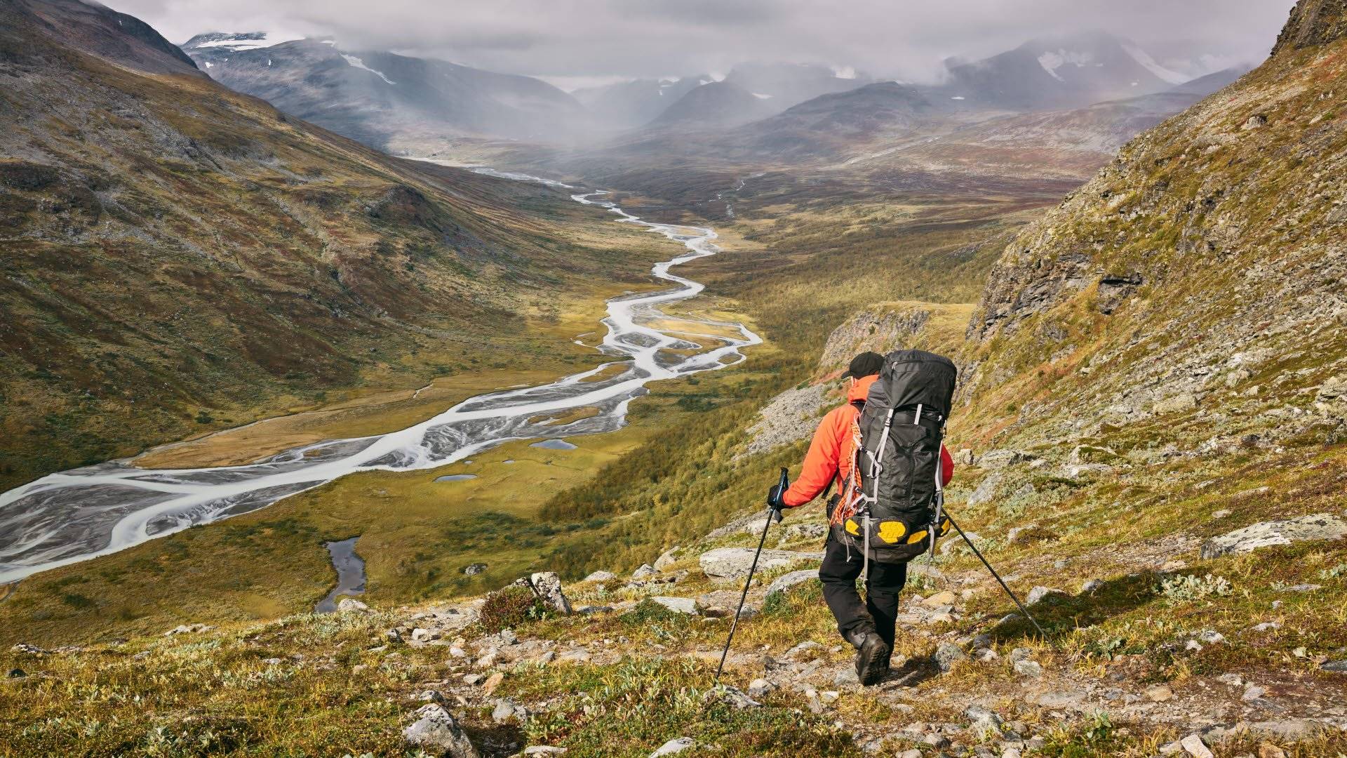 En man vandrar i Sarek nationalpark. 