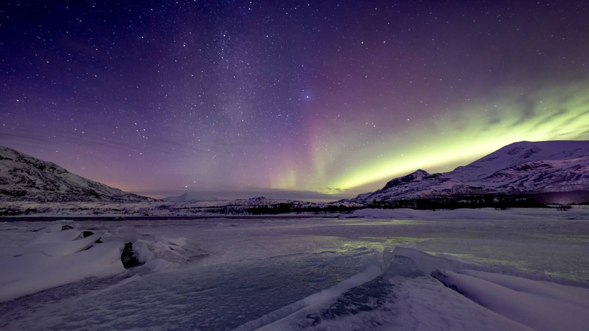 Norrsken över is i Stora Sjöfallets nationalpark. 