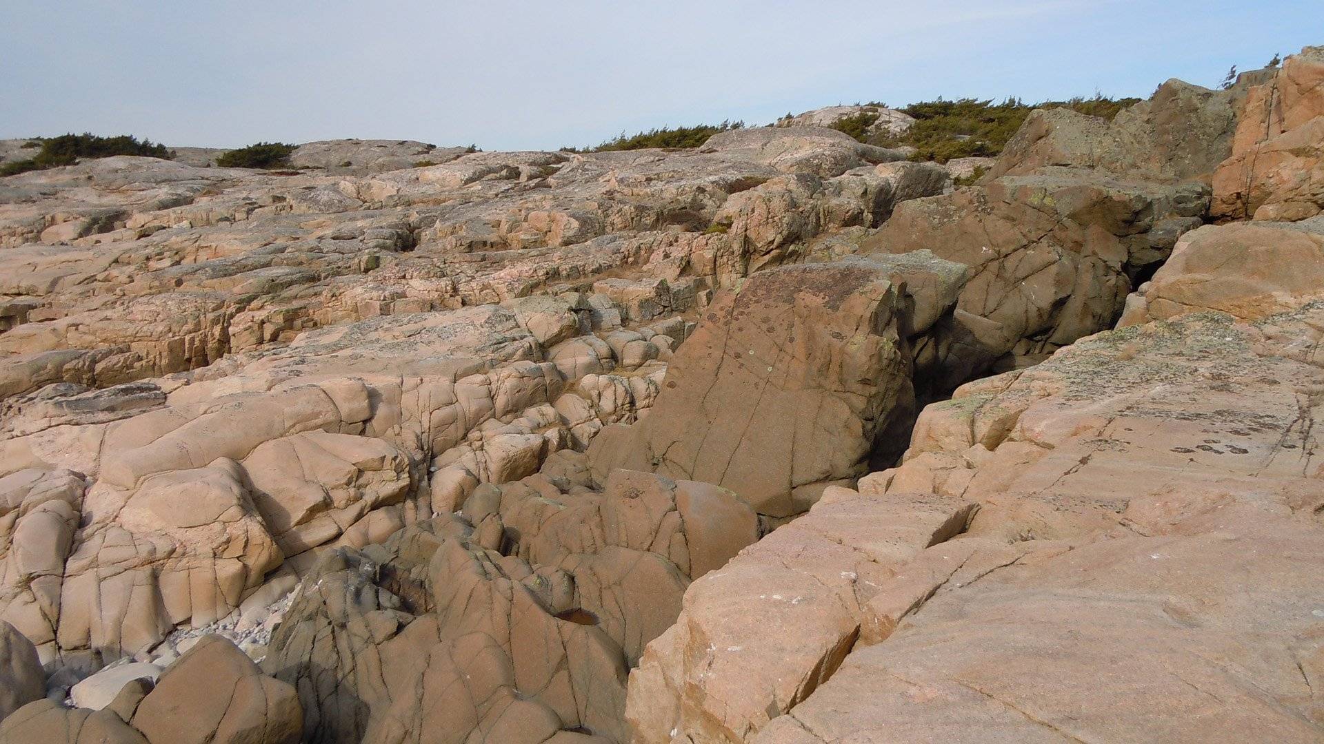 En mörk rombporfyrgång i den ljusa graniten