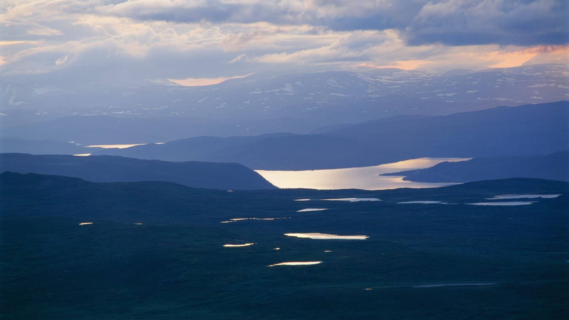 Kalfjäll med sjöar i kvällsljus i Pieljekaise nationalpark. 