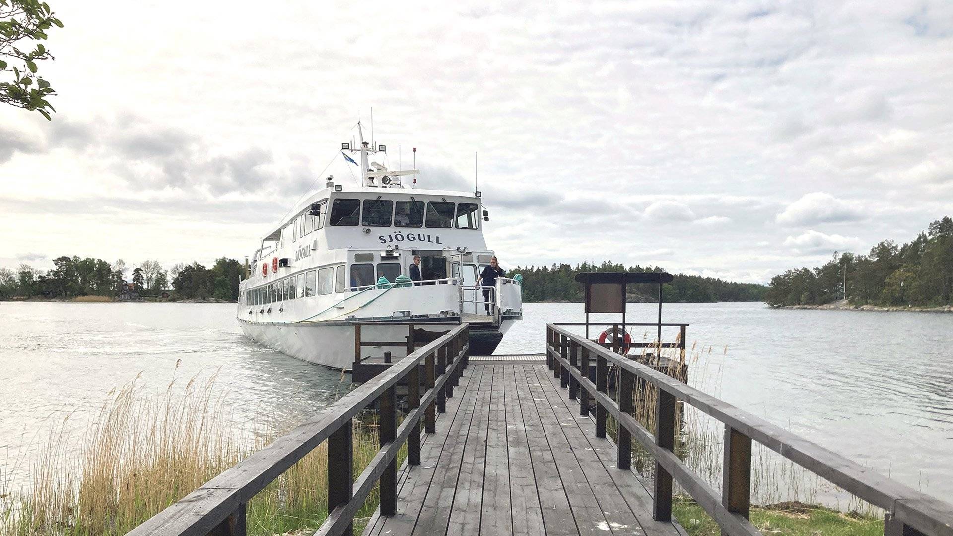 Turbåten Sjögull anländer till brygga på Ängsö.