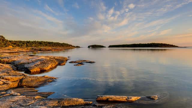 Mikael Svensson / Johnér Djurö skärgård i kvällsljus, Djurö nationalpark, Vänern.