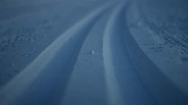 Skidspår i närbild. 