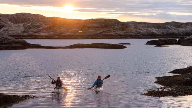 Paddlare i soluppgång, Fjällbacka skärgård.